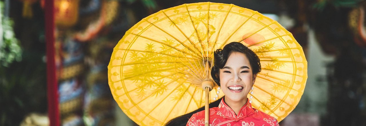 Thaise bamboe parasol met model in rood