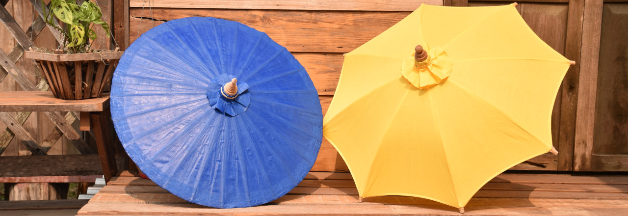 Thai Bamboe Parasol, blauw, 70 cm, en een Textiel Bamboe Parasol, geel, 85 cm 